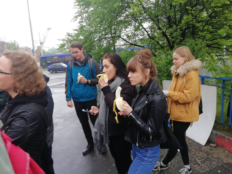 „Gliński gwiazdorzysz, zjedz banana”. Wrocławianie jedli banany protestując przeciwko cenzurze [ZDJĘCIA], Michał Hernes