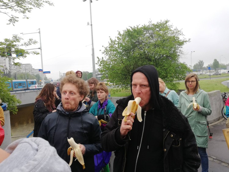 „Gliński gwiazdorzysz, zjedz banana”. Wrocławianie jedli banany protestując przeciwko cenzurze [ZDJĘCIA], Michał Hernes