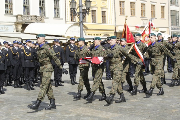 Dzień Flagi na wrocławskim Rynku [ZDJĘCIA], Dolnośląski Urząd Wojewódzki