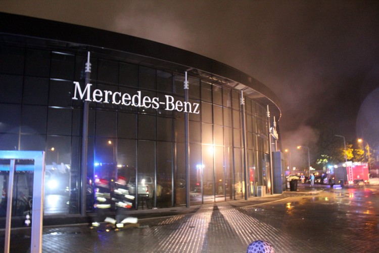 Duży pożar na Olsztyńskiej. Palił się salon Mercedesa [ZDJĘCIA, WIDEO], Paweł Prochowski