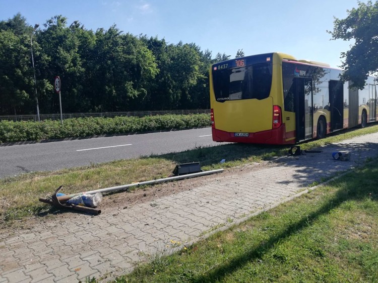 Autobus MPK potrącił ojca z dziećmi na rowerach. Jedno w ciężkim stanie [ZDJĘCIA, WIDEO], mgo