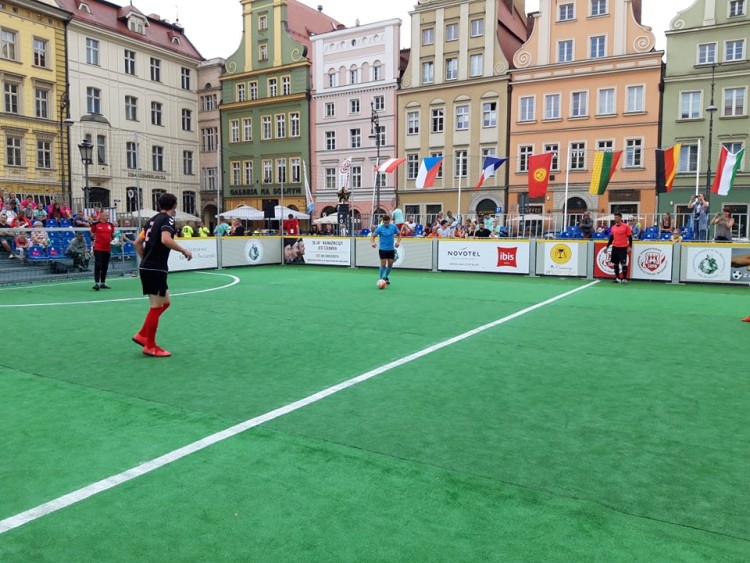 Bezdomni z całego świata grają w piłkę na placu Solnym [ZDJĘCIA], pk