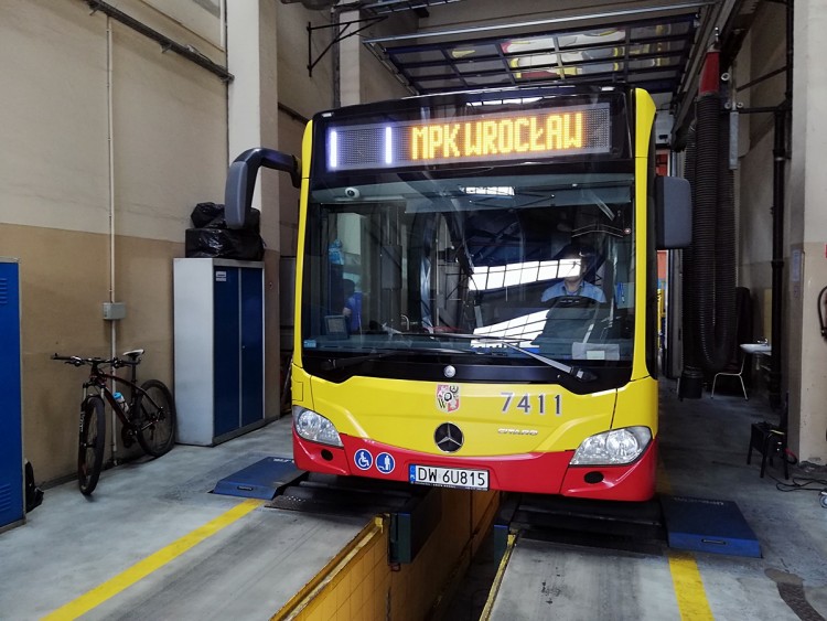 MPK pokazało, jak dba o miejskie autobusy [ZDJĘCIA], Bartosz Senderek
