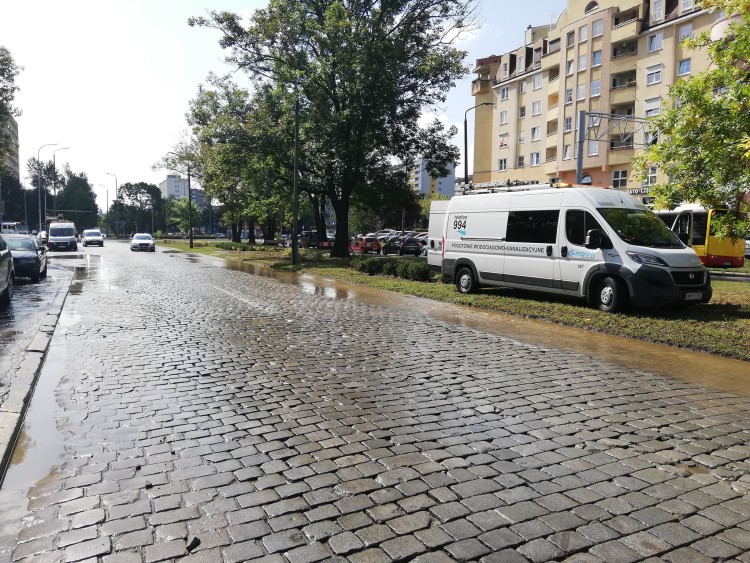 Spora awaria wodociągowa na południu Wrocławia. Woda zalała ulicę [ZDJĘCIA], bas
