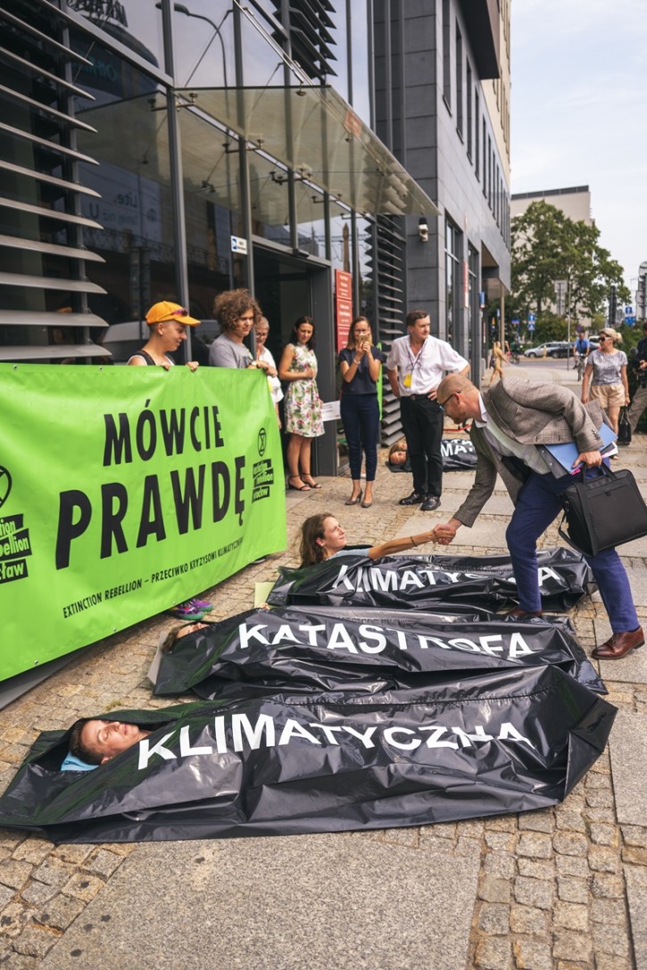 Czarne worki na zwłoki przed urzędem miejskim [ZDJĘCIA], Katarzyna Sałata/mat. prasowe