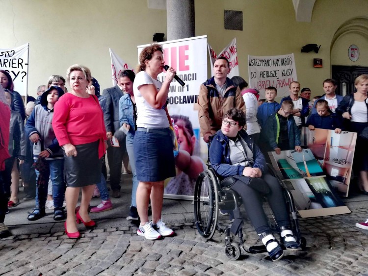Niepełnosprawne dzieci w fatalnych warunkach. Protest rodziców przed Ratuszem [ZDJĘCIA, WIDEO], Marta Gołębiowska