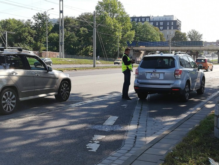 Groźny wypadek na Legnickiej. Kierujący hulajnogą reanimowany po zderzeniu z samochodem, Marta Gołębiowska