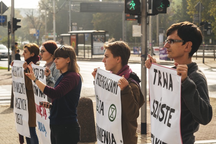 Aktywiści zablokowali ruch w pokojowym akcie obywatelskiego nieposłuszeństwa [ZDJĘCIA], Katarzyna Sałata