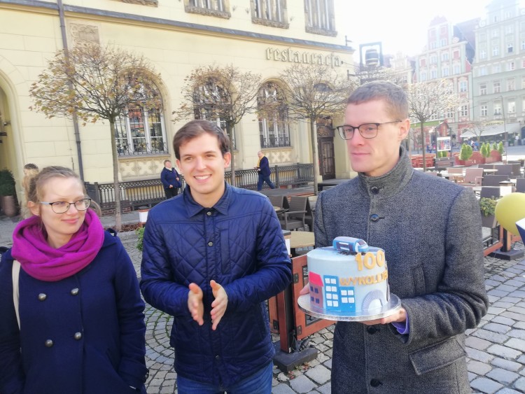 Aktywiści podarowali Sutrykowi tort z okazji setnego wykolejenia tramwaju [ZDJĘCIA], mh