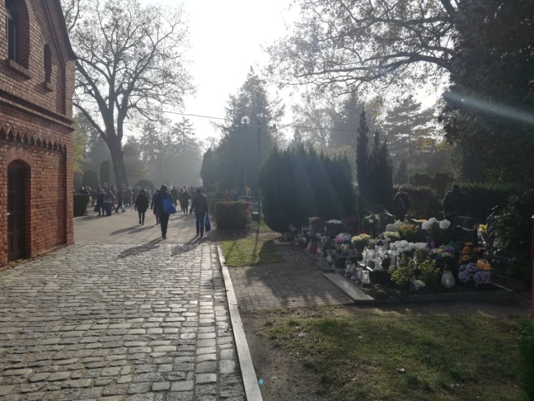 Tłumy na wrocławskich cmentarzach. Specjalna organizacja ruchu w mieście [ZDJĘCIA], bas