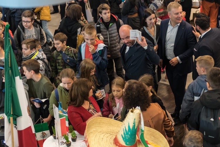 Dzień Paszportu na Stadionie Wrocław. 2,5 tys. dzieci poznało kultury innych krajów [ZDJĘCIA], Urząd Miejski Wrocławia