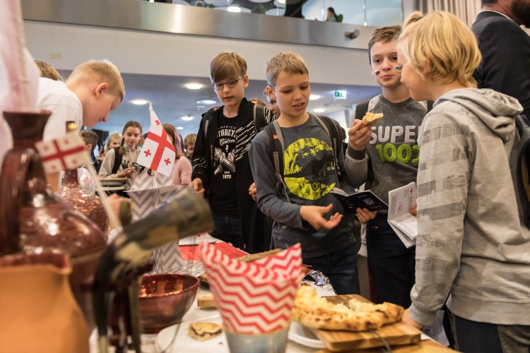 Dzień Paszportu na Stadionie Wrocław. 2,5 tys. dzieci poznało kultury innych krajów [ZDJĘCIA], Urząd Miejski Wrocławia