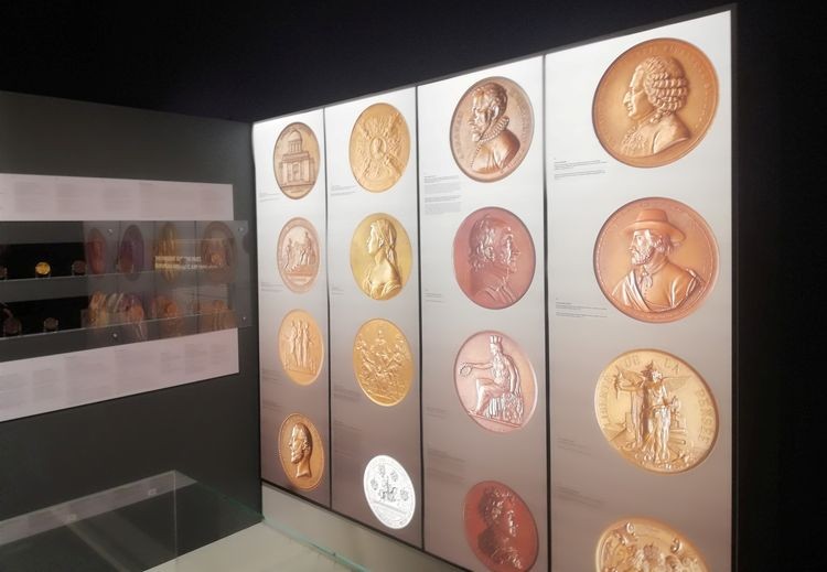 „Współczesność i historia”. Europejskie medale w Muzeum Narodowym [ZDJĘCIA], mh