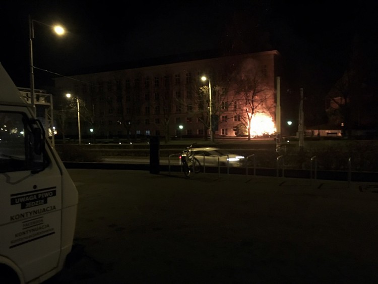Podpalacz na pl. Grunwaldzkim. W Sylwestra doszło do kilku podpaleń [ZDJĘCIA, WIDEO], PW/Zorza Cafe