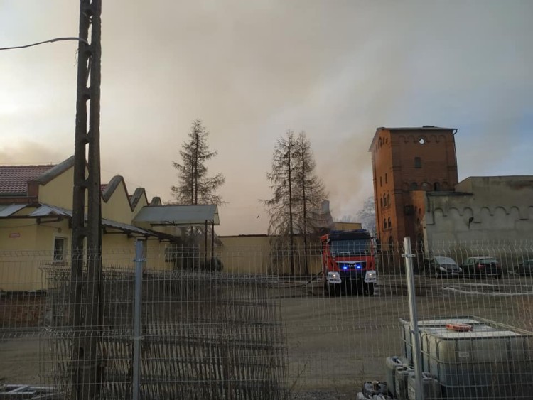 Duży pożar hali magazynowej na Stabłowicach [ZDJĘCIA, WIDEO], stablowice.eu