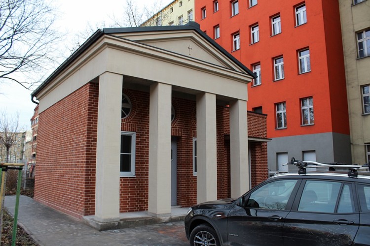 Dawny szpital przy Poniatowskiego stał się luksusowym apartamentowcem [ZDJĘCIA], Bartosz Senderek