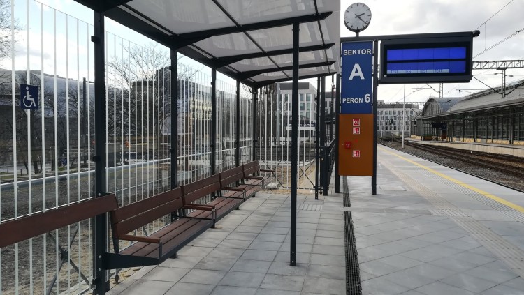 Nowy peron na Dworcu Głównym już gotowy. Ruszył w niedzielę [ZDJĘCIA], mat. pras.