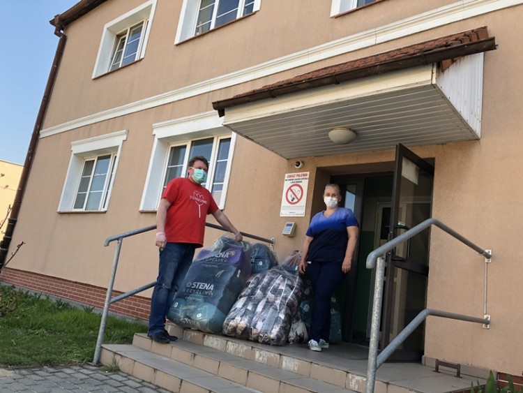 Śpiwory i poduszki dla personelu szpitala przy Koszarowej [ZDJĘCIA], Fundacja Potrafię Pomóc