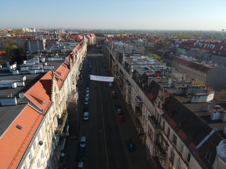 Happening w czasie epidemii. Czerwone wdowy na dachach wrocławskich kamienic [ZDJĘCIA], XR Wrocław