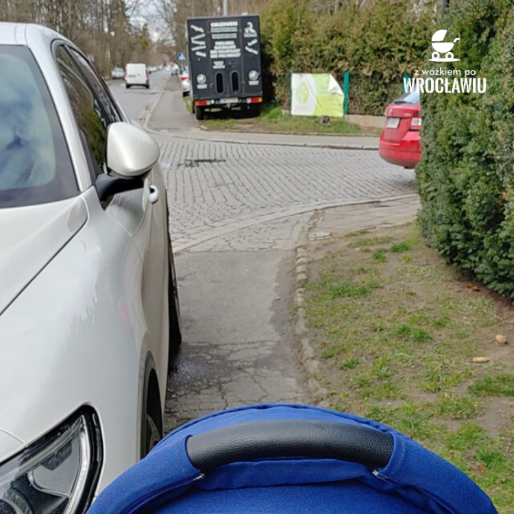 „Z wózkiem po Wrocławiu”. Rodzice publicznie piętnują dzikie parkowanie [ZDJĘCIA], facebook.com/ZwozkiemPoWroclawiu