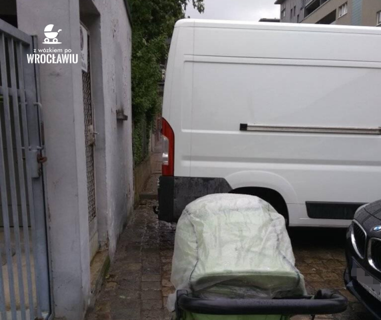 Wrocław z perspektywy dziecięcego wózka. Rodzice piętnują dzikie parkowanie [ZDJĘCIA], facebook.com/ZwozkiemPoWroclawiu