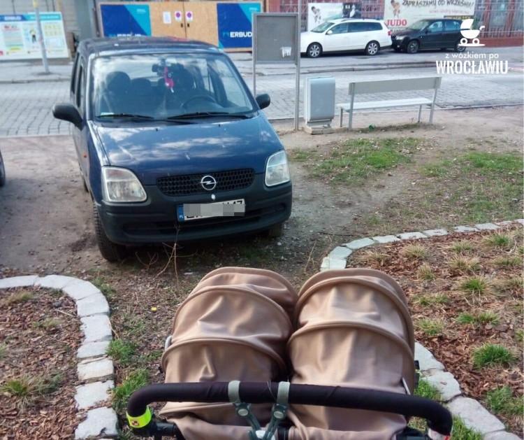 „Z wózkiem po Wrocławiu”. Rodzice publicznie piętnują dzikie parkowanie [ZDJĘCIA], facebook.com/ZwozkiemPoWroclawiu