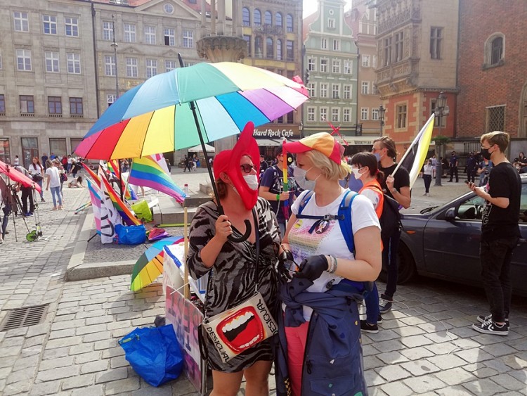 Protest środowisk LGBT na Rynku. Przyszli pokazać, że nie są ideologią [ZDJĘCIA], Michał Hernes