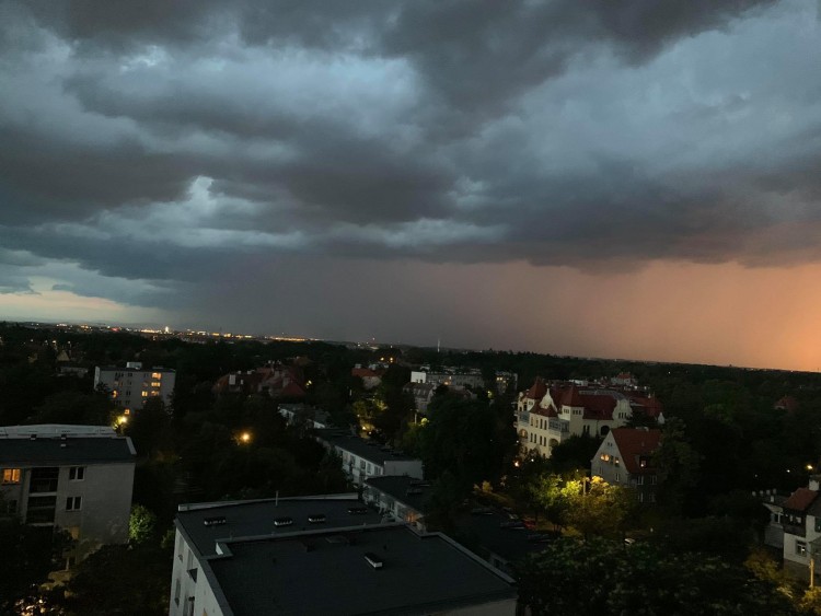 Znów będzie padało i grzmiało nad Wrocławiem. IMGW wydał ostrzeżenie [28.06.2020], dart