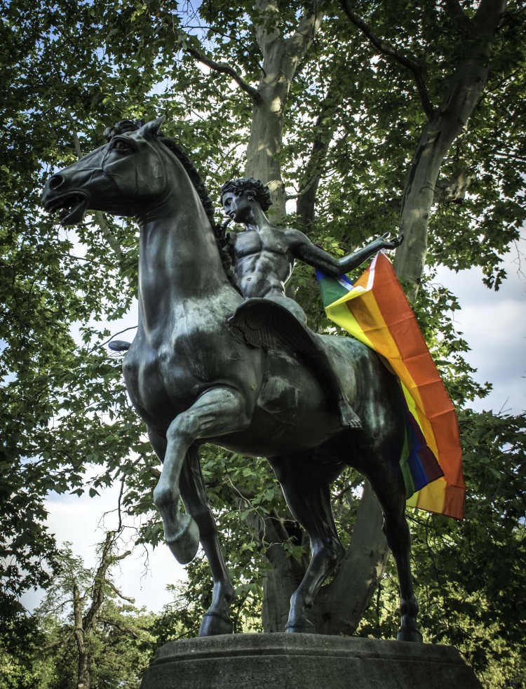 Aktywiści LGBT wywiesili tęczową flagę na wrocławskich pomnikach [ZDJĘCIA], Arkadiusz Wierzba