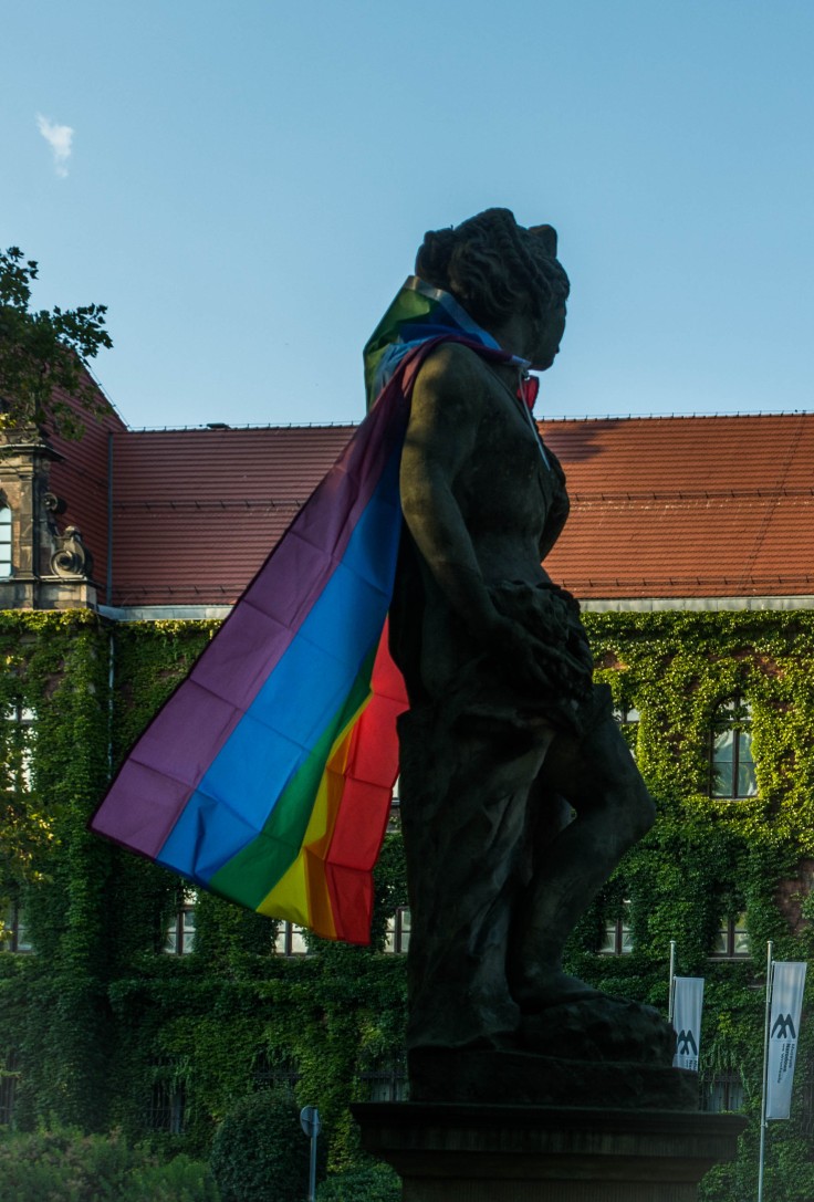 Aktywiści LGBT wywiesili tęczową flagę na wrocławskich pomnikach [ZDJĘCIA], Arkadiusz Wierzba