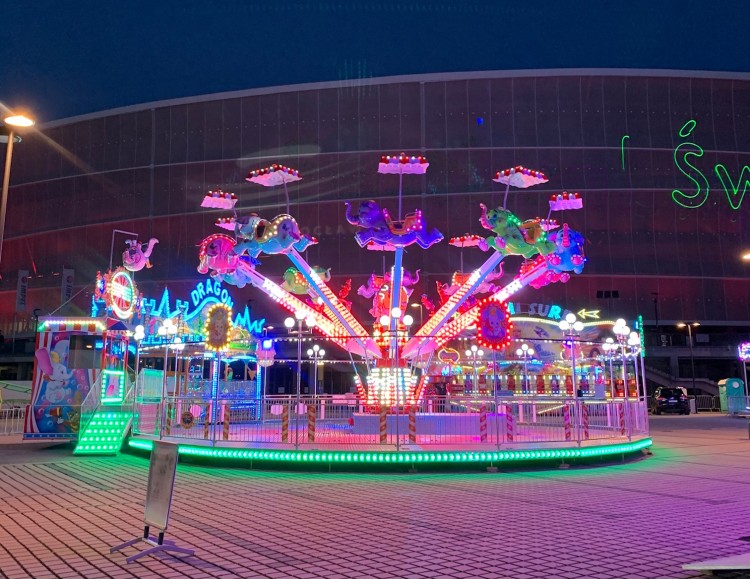 Nowa atrakcja przy Stadionie Wrocław. To kolorowy lunapark Madness [ZDJĘCIA], mat. organizatora