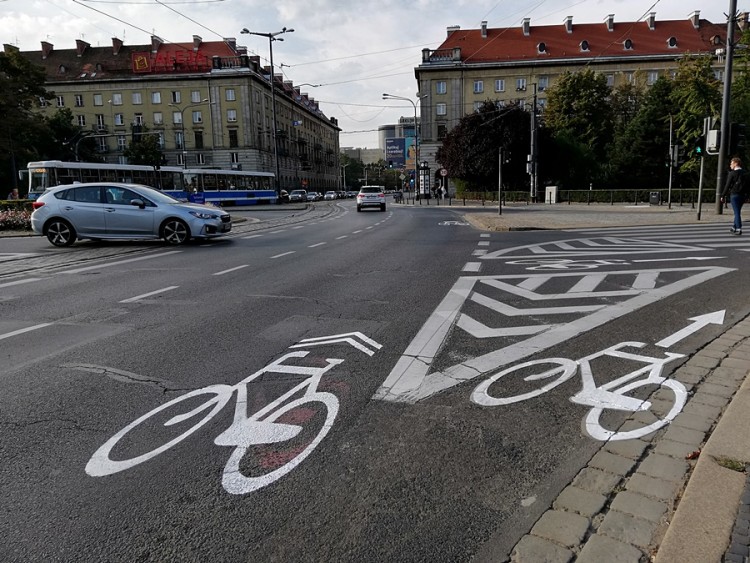 Świdnicka już bez „pasa tylko dla rowerów”. Miasto malowało znak na raty [ZDJĘCIA], Bartosz Senderek