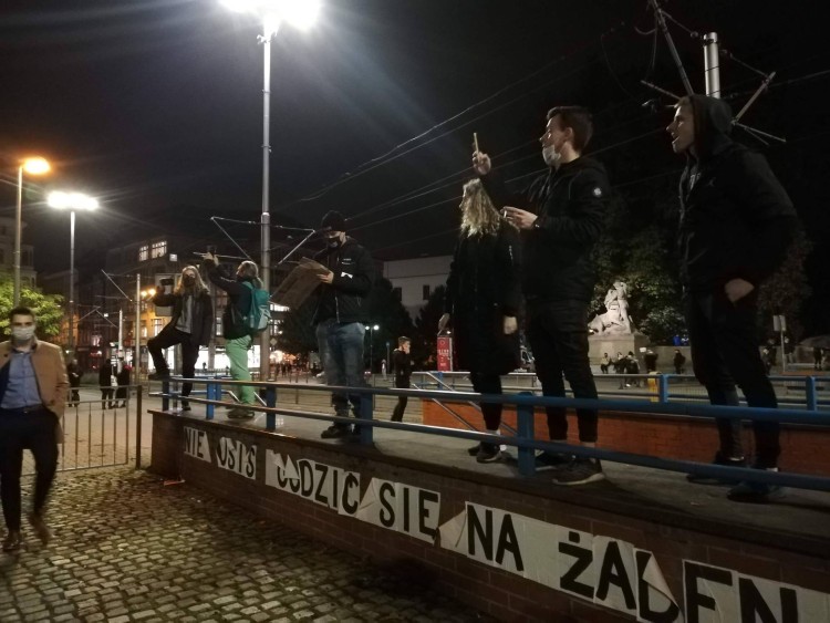 Strajk Kobiet zablokował Wrocław: samochodami, motocyklami i pieszo [ZDJĘCIA, WIDEO], mgo