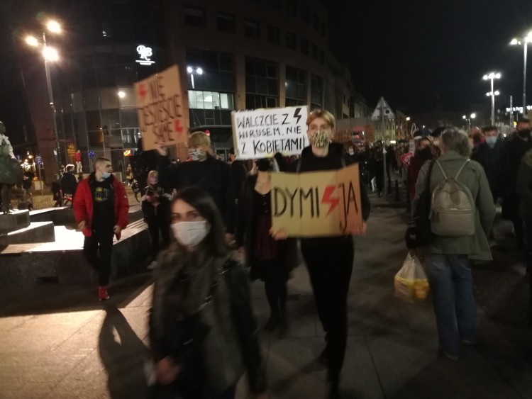 Strajk Kobiet zablokował Wrocław: samochodami, motocyklami i pieszo [ZDJĘCIA, WIDEO], mh