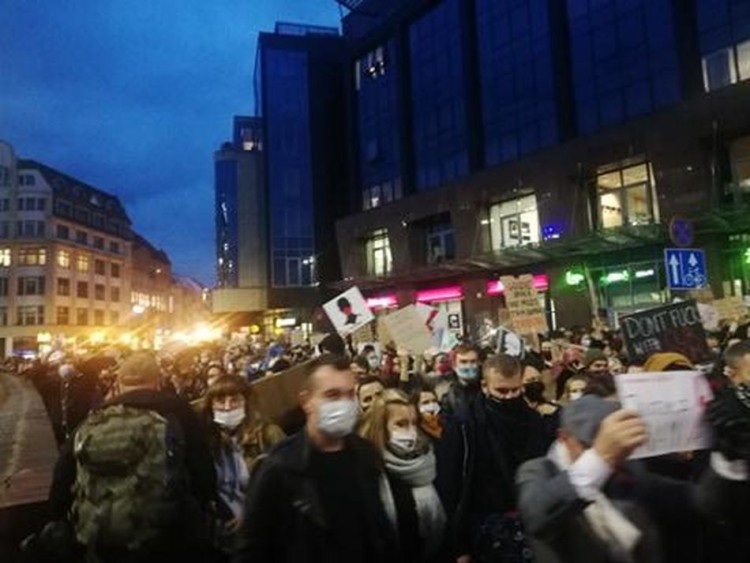 Strajk Kobiet zablokował Wrocław: samochodami, motocyklami i pieszo [ZDJĘCIA, WIDEO], mh