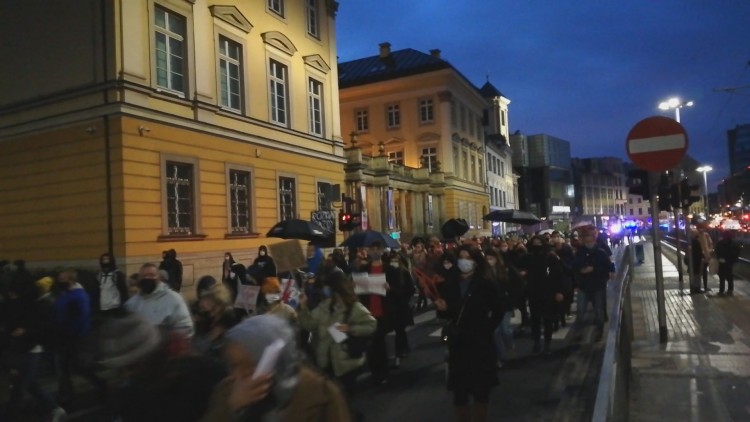 Centrum znów zablokowane, na ulicy śpiewa chór. Kontynuacja protestów [ZDJĘCIA, WIDEO], mh