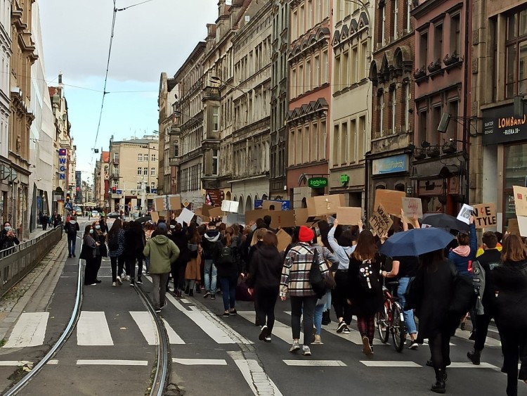Młodzież i studenci strajkują we Wrocławiu. Nie poszli na zajęcia, poszli na protest [ZDJĘCIA, WIDEO], kbr
