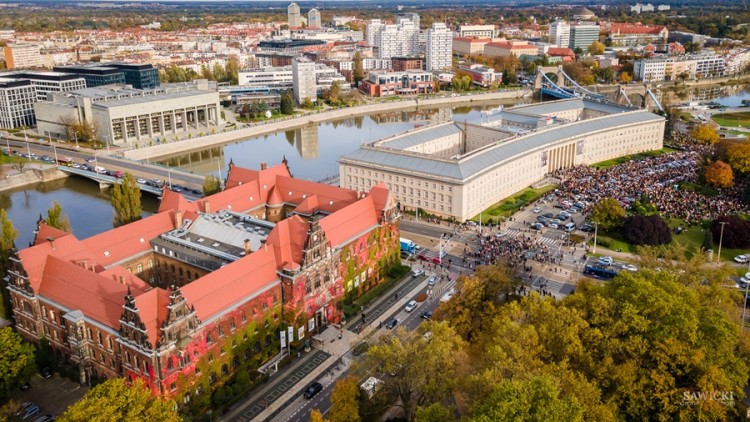 Wrocławscy licealiści powołują własną radę konsultacyjną. „Dorośli mają nas za totalnych idiotów”, dzięki uprzejmości Sawicki Drone Shots