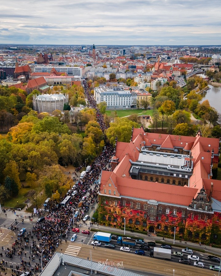 Młodzież i studenci strajkują we Wrocławiu. Nie poszli na zajęcia, poszli na protest [ZDJĘCIA, WIDEO], dzięki uprzejmości Sawicki Drone Shots