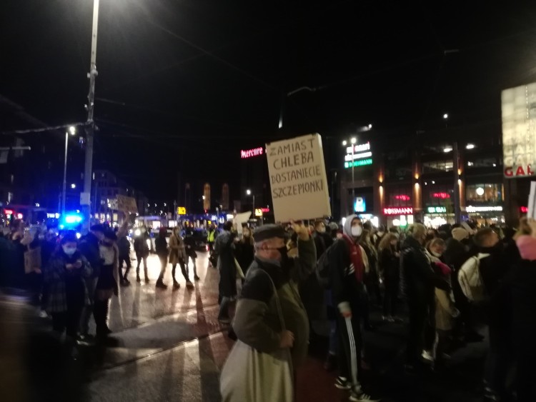 Strajk Kobiet nie daje za wygraną. W centrum Wrocławia znów tłumy i blokada ulic [RELACJA], mh
