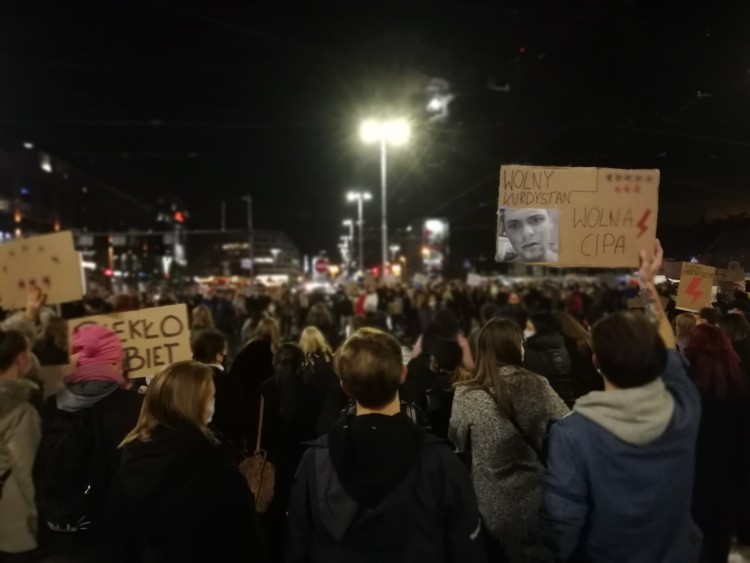 Strajk Kobiet nie daje za wygraną. W centrum Wrocławia znów tłumy i blokada ulic [RELACJA], mh