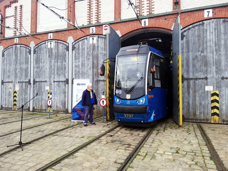 Nowy kolor wrocławskich tramwajów. Pierwszy pomalowany wóz to „Fenix” z pożaru na Biskupinie [ZDJĘCIA], Bartosz Senderek