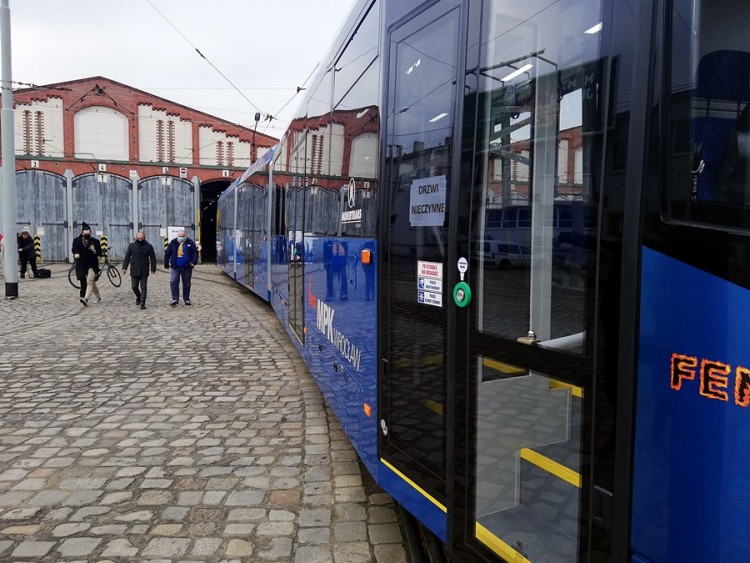 Nowy kolor wrocławskich tramwajów. Pierwszy pomalowany wóz to „Fenix” z pożaru na Biskupinie [ZDJĘCIA], Bartosz Senderek
