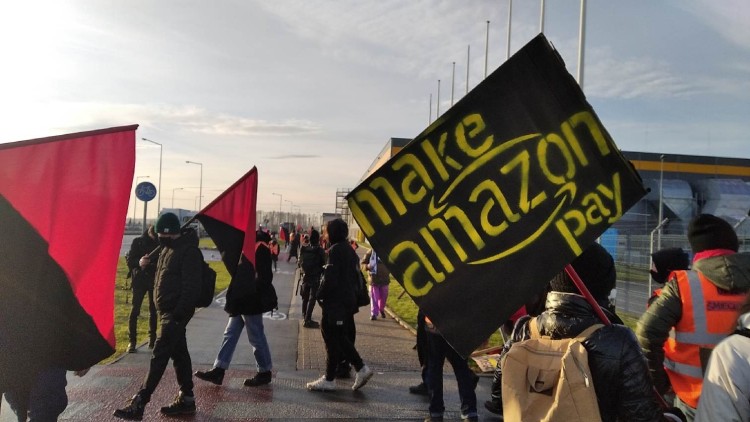 Protest przed Amazonem w Bielanach. Pracownicy zablokowali wjazd tirom, przyjechała policja [ZDJĘCIA], Magda Malinowska