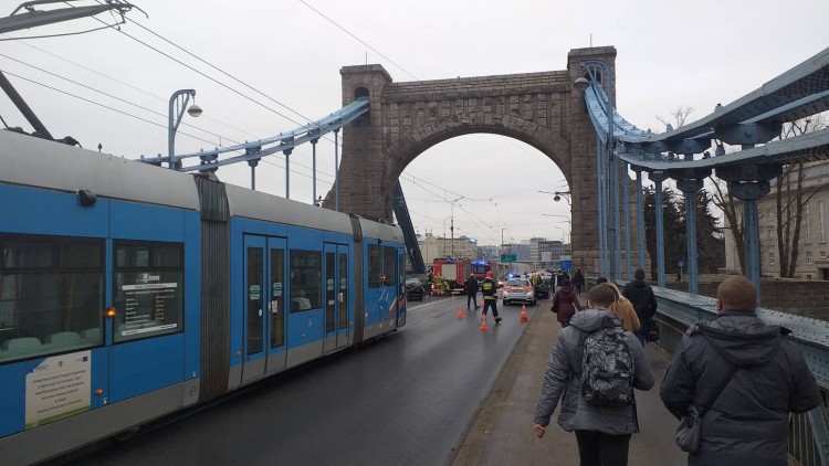 Most Grunwaldzki zablokowany. Zderzenie aut i duże utrudnienia w ruchu [ZDJĘCIA], Oskar Szczepański