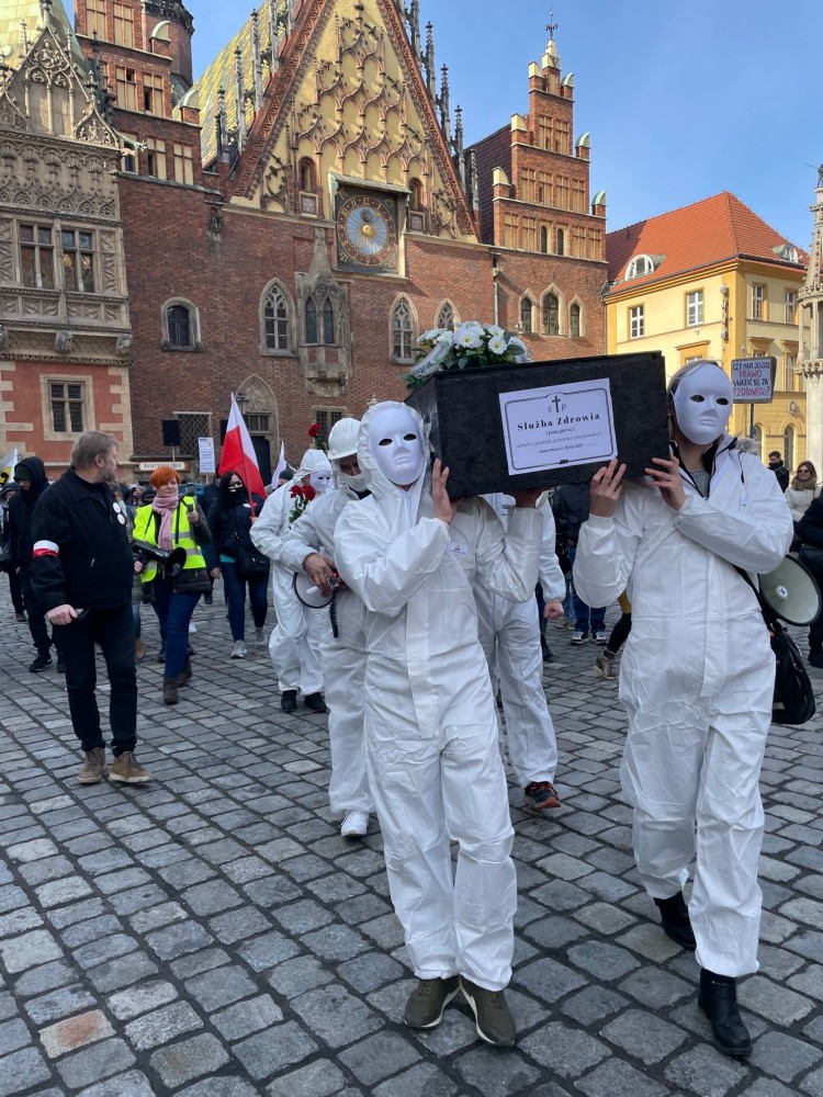 „Dość korona-paranoi!”. Marsz wolności i pogrzeb na ulicach Wrocławia [ZDJĘCIA], WIR Masz Głos