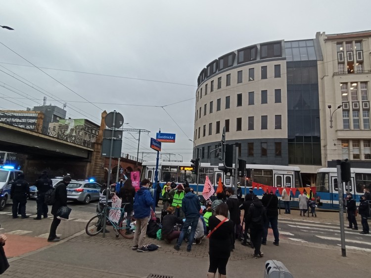 Aktywiści, którzy zablokowali ruch na Świdnickiej, staną przed sądem. Oto lista zarzutów, Bartosz Królikowski