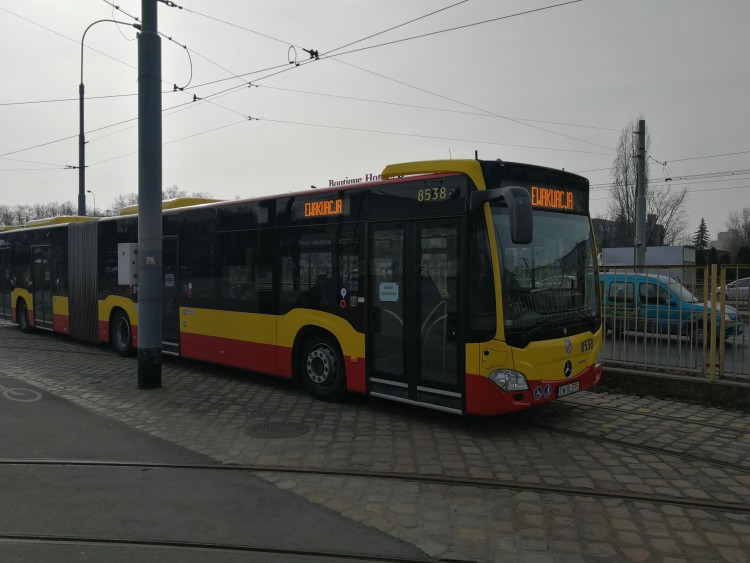 Ewakuowani mieszkańcy mogą schronić się w podstawionym autobusie, Michał Hernes