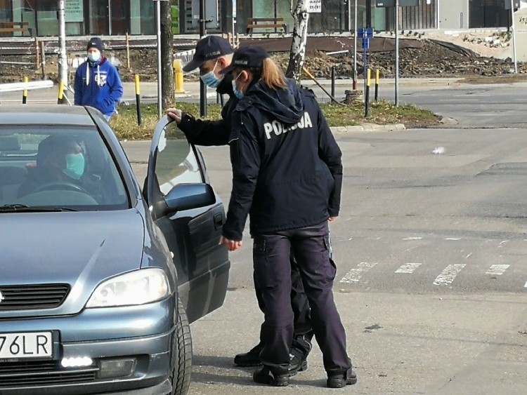 Okolice miejsca pracy saperów zabezpiecza policja, Michał Hernes