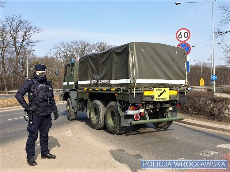250-kilogramowa bomba na budowie. Ewakuowano ponad tysiąc osób [ZDJĘCIA], Policja wrocławska